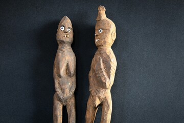 Afrikanisches Kunsthandwerk - Ein abstrakt dargestelltes Paar - Zwei geschnitzte, schöne , dekorative Figuren  - Ein Souvenir aus dem Kongo- 