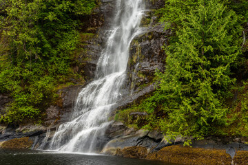 Fototapeta na wymiar Glacier Bay Waterfall