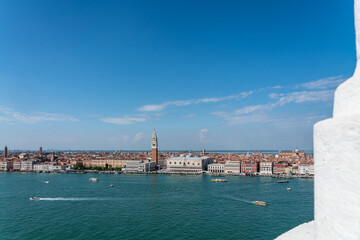 Panoramablick auf Venedig mit der Lagune und San Marco mit Campanile und Dogenpalast im...