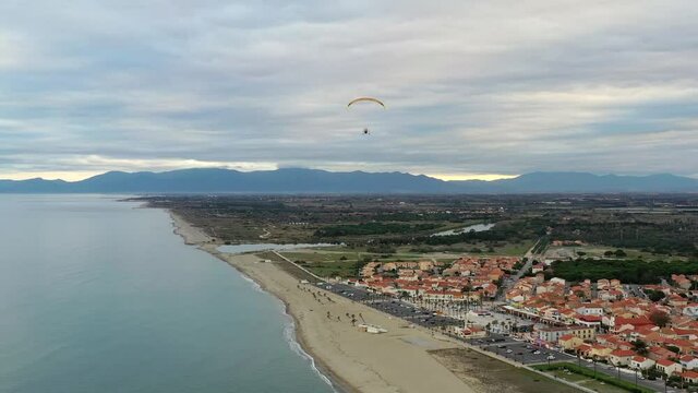 suivi d'un paramoteur en vol avec un drone