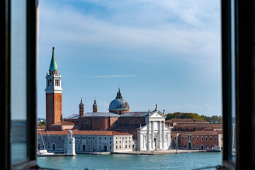 Blick durch ein Fenster des Palazzo Ducale, Venedig, über den auf den Bacino San Marco zur Isola di San Giorgio Maggiore mit Andrea Palladio: San Giorgio Maggiore, 1610