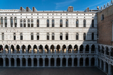Fototapeta na wymiar gotische Fassade im Innenhof des Palazzo Ducale in Venedig