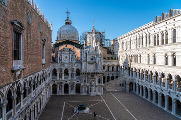 der Innenhof des Palazzo Ducale mit der Scala dei Giganti  und dem Arco Foscari, im Hintergrund Kuppeln der Basilika San Marco