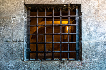 Blick durch ein vergittertes Fenster in eine Gefängniszelle des Palazzo Ducale, Venedig