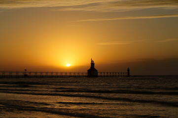 Obraz premium St. Joseph Michigan lighthouse at sunset