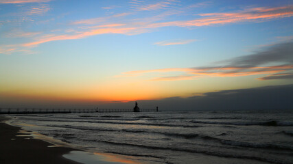 Obraz premium St. Joseph Michigan lighthouse at sunset