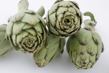 Obraz premium raw artichokes as fresk healthy and diuretic fruit