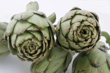 Obraz premium raw artichokes as fresk healthy and diuretic fruit