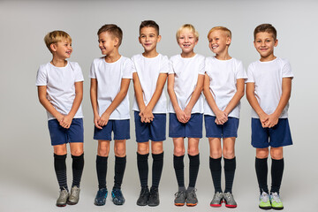 Obraz premium team of soccer players ready to take the ball, stood in a row, closing lower part of body, isolated portrait
