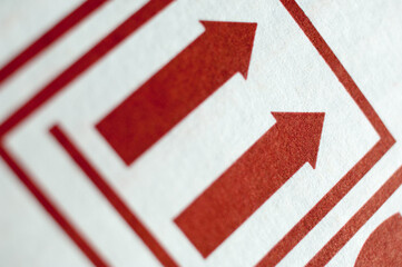 Two arrows symbol - lift the package in upward direction