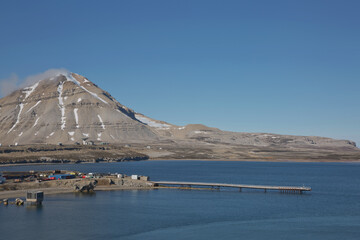 The small town of Ny Alesund in Svalbard, a Norwegian archipelago between Norway and the North Pole. This is the most northerly civilian settlement in the world and has 16 permanent research stations © Jiri Vondrous