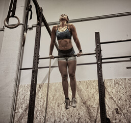 chica haciendo piruetas en el ginasio © xevi