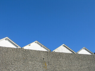 cabines de plage sur ciel bleu