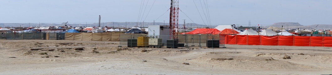 Fototapeta na wymiar Zeltlager zwischen den Ölfeldern in der Wüste von Bahrain