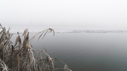 Mglisty poranek nad zamarzniętym jeziorem  © Jakub