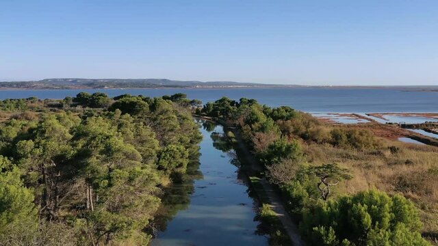 survol des &eacute;tangs de Bages (parc naturel de la Narbonnaise)
