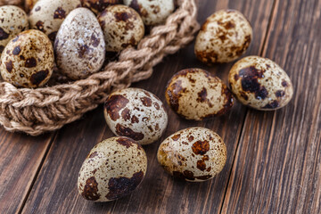 Obraz premium Quail eggs on the wooden plate. Quail eggs can be consumed by frying or boiling. In Indonesia quail eggs called telur puyuh.