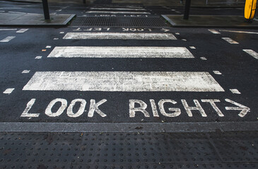 Look right sign for pedestrians crossing ht street.