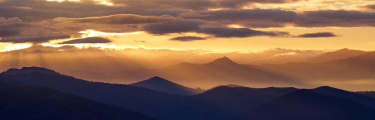 Amanecer en las montañas