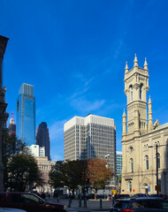 Obraz premium Philadelphia City Hall and downtown. Blue sky. Copy space