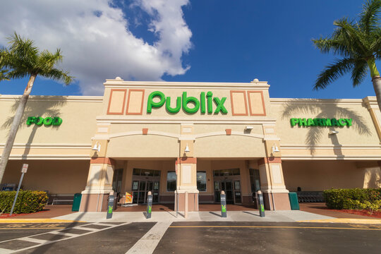 Cape Coral, FL / USA - 3/13/2020 : Publix In Cape Coral Publix is A employee-owned, American Supermarket chain on a bright sunny day in cape coral Florida headquarters located in Lakeland, Florida.