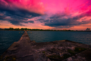 Obraz premium The background of the morning light, the wallpaper of the Twilight sky, the lake or the sea, is a natural beauty, seen between travel.