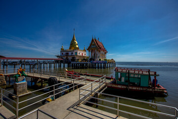Obraz premium Background of important religious attractions (Wat Hong Thong), a large pagoda on the water, people popular for making merit during holidays in Chachoengsao Province of Thailand.