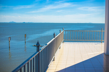 Obraz premium Background of important religious attractions (Wat Hong Thong), a large pagoda on the water, people popular for making merit during holidays in Chachoengsao Province of Thailand.