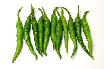 白背景の青唐辛子　コピースペースあり Green chili peppers (chile verde) on white background with copy space