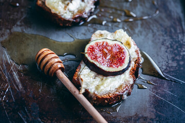 Toasts with Camembert cheese, fresh figs and honey