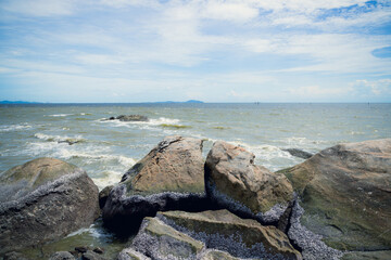 Fototapeta na wymiar Waves on the seaside rocks are splashing on the rocks