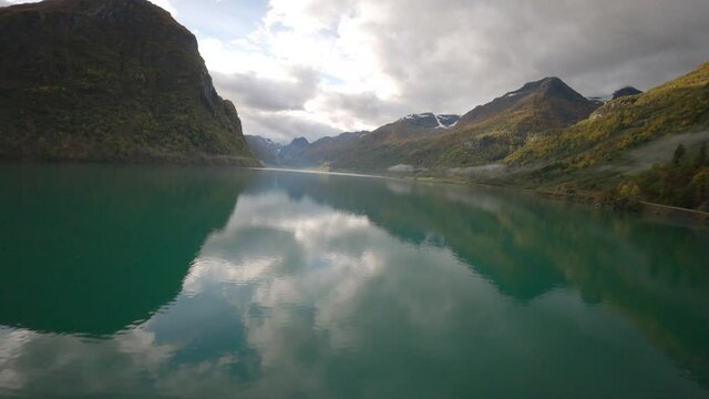 Vue a&eacute;rienne du glacier de Briksdalbreen en Norv&egrave;ge 