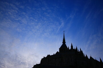 Obraz premium フランスの世界遺産の修道院モン・サン・ミッシェルのシルエット