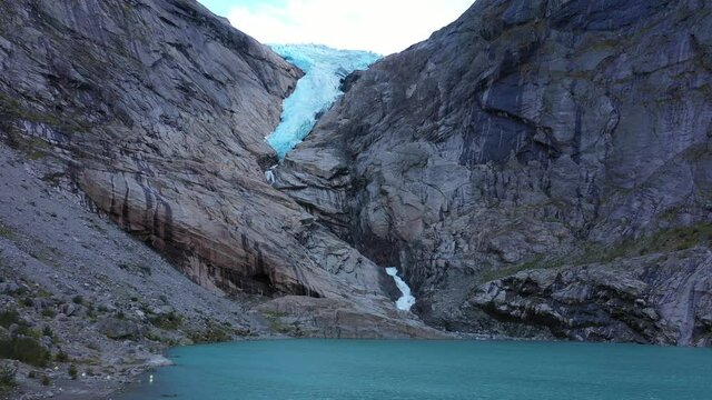 Vue a&eacute;rienne du glacier de Briksdalbreen en Norv&egrave;ge 