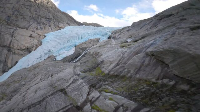 Vue a&eacute;rienne du glacier de Briksdalbreen en Norv&egrave;ge 