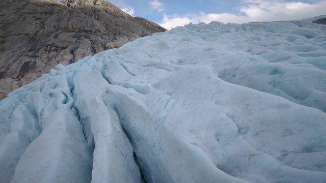 Vue a&eacute;rienne du glacier de Briksdalbreen en Norv&egrave;ge 