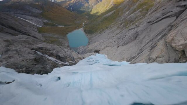 Vue a&eacute;rienne du glacier de Briksdalbreen en Norv&egrave;ge 