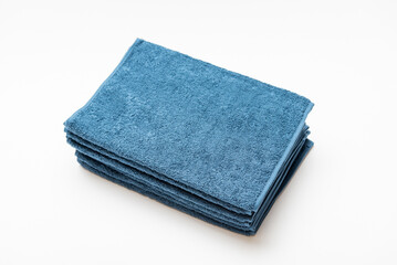 白背景で撮影した青いフェイスタオル