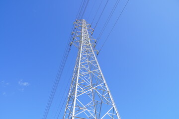 晴れた空の鉄塔