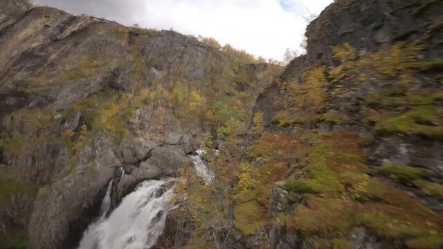 Vue aérienne par drone de la cascade de Vøringsfossen en Norvège