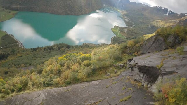 Vue a&eacute;rienne par drone du lac du glacier de Briksdalbreen