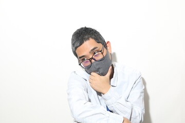 葛藤するマスクをしたビジネスマンの希望と絶望と悩み