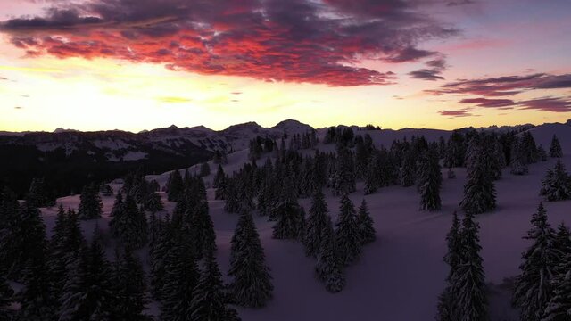 Vue aérienne par drone du lever de soleil au sommet du Semnoz en Haute Savoie, France