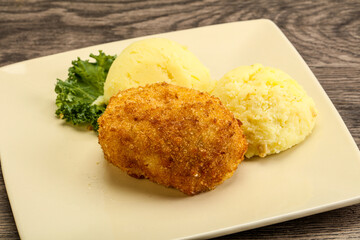 Crispy chicken cutlet with mashed potato