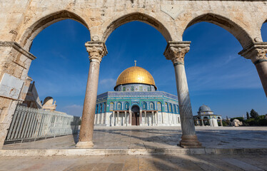 Fototapeta premium Al-Aqsa Mosque, Temple Mount Jerusalem, Dome of the Rock. sacred place for Muslims and Jewish. Israel Dez 2020 