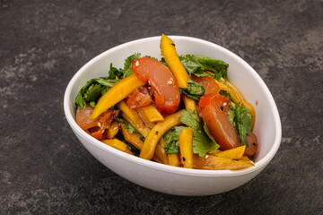 Salad with mango and chicken