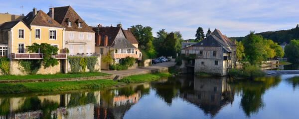 Fototapeta na wymiar Panoramique Argenton-sur-Creuse (36200) fait des ronds dans l'eau, Indre en Centre-Val-de-Loire, France