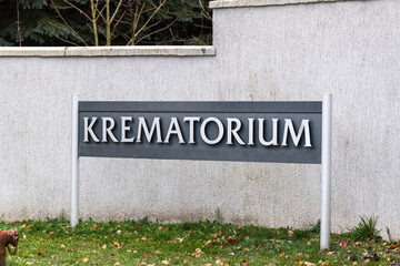 Ein Schild mit der Aufschrift Krematorium