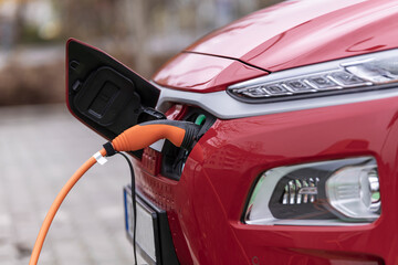 Ein Ladekabel in der Front eines Elektroautos