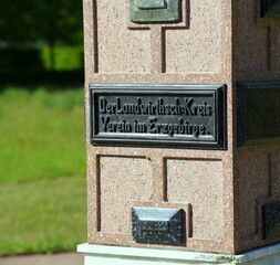 Schmiedeeiserne Tafel am Obelisken im Schlosspark von Schloss Weesenstein
